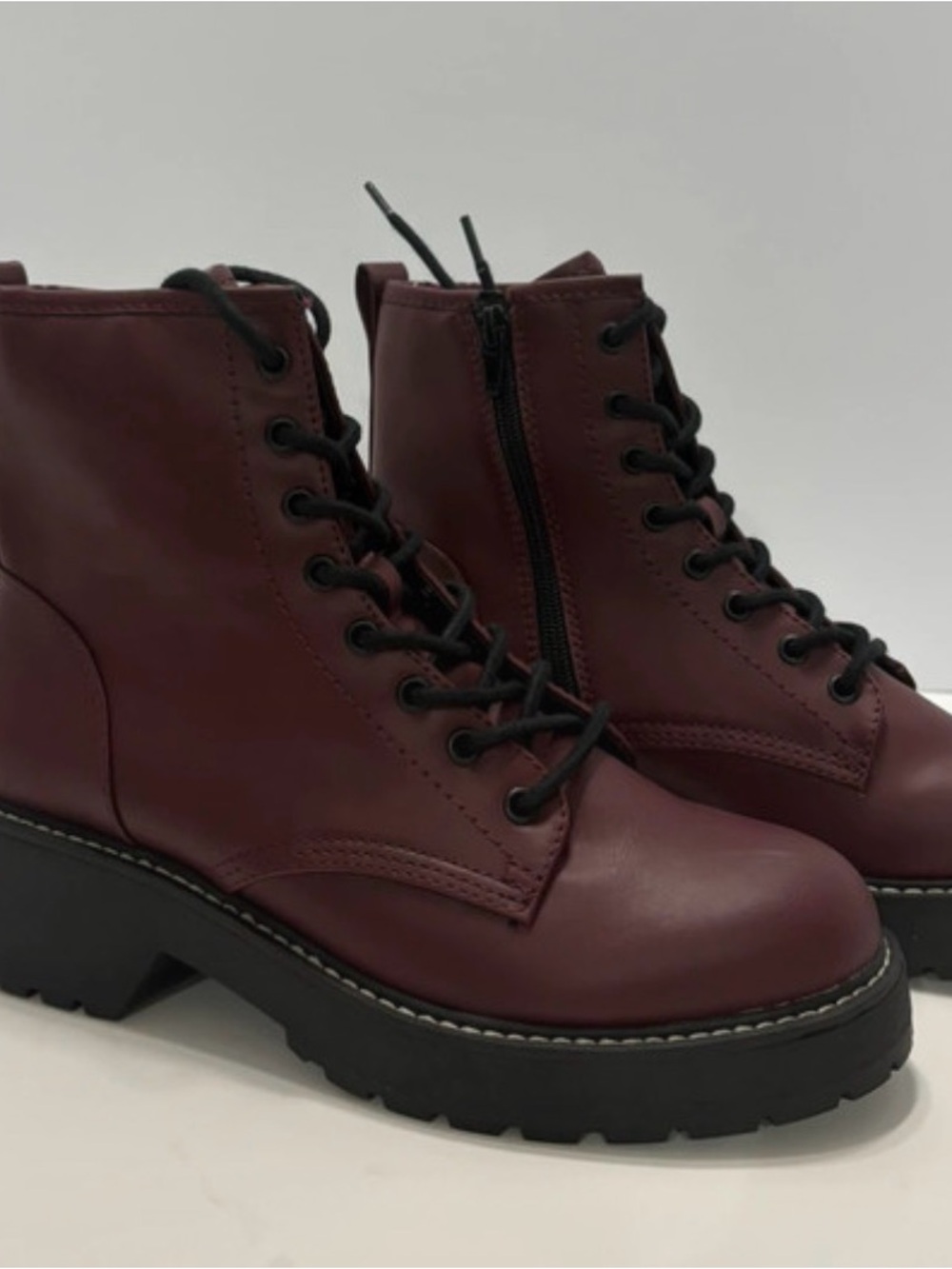 Steve Madden size 7.5 Women's Burgundy Lace-Up Platform Boots